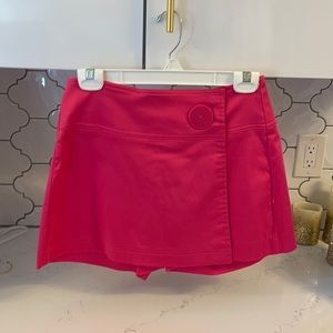 Beautiful pink Skort statement large button Cach’e